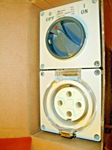 4 Pin 32 Amp 3 Phase Switched Socket with enclosure IP56 – 500V 32A , A66CV432