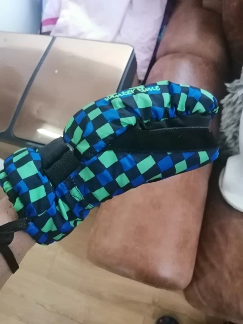childrens ski mittens size 5.5 for age 11-14 approx. vgc 10