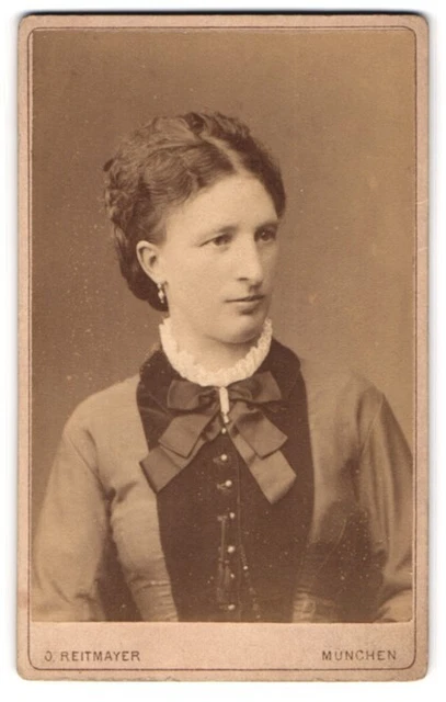 Fotografie Otto Reitmayer, München, Briennerstr. 4, Junge Dame mit zeitgenössis