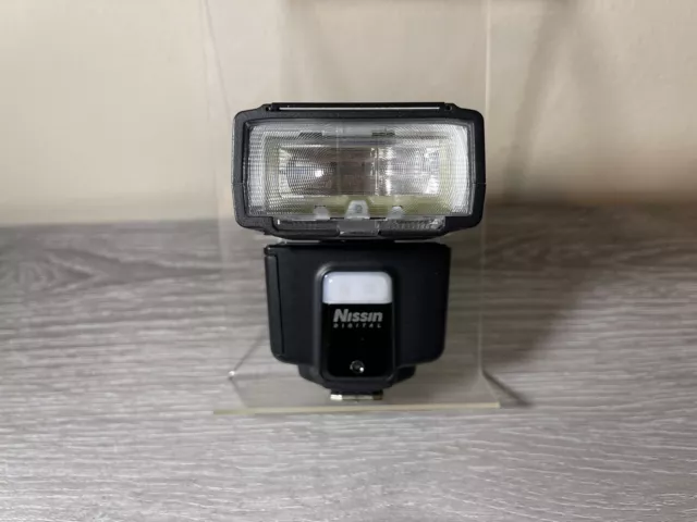 Nissin i40 Flash (ADI/P-TTL) [GN105] {Bounce, Swivel, Zoom} With Case