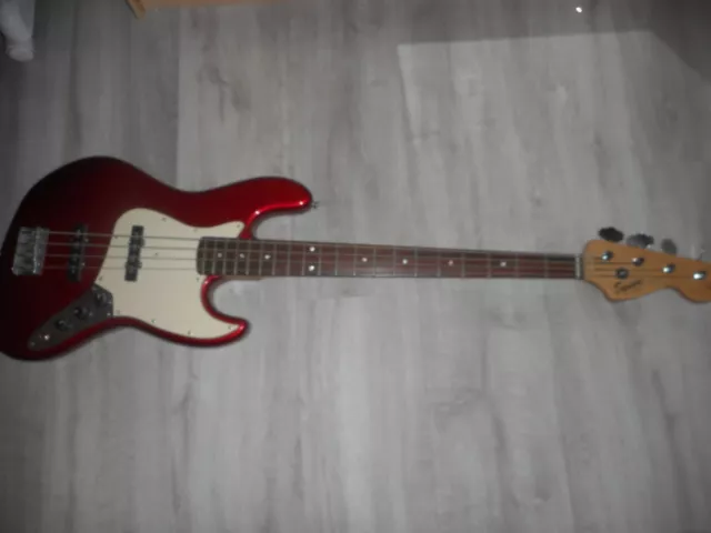 Squier By Fender Affinity P/ J 4 St.Guitare Basse Électrique Racer Rouge Défaut