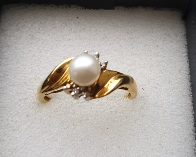DAINTY 9ct YELLOW GOLD PEARL RING WITH TINY DIAMONDS SIZE 7