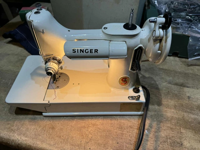 Machine a coudre singer 221 k - Électroménager