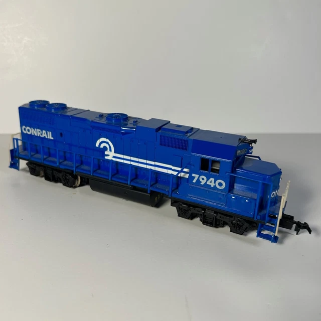 HO SCALE 7940 CONRAIL DIESEL Blue White Train Engine No Box