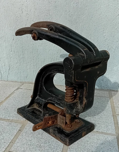 ancienne CHAUSSURE de BÉBÉ. En BRONZE (Gebraucht) in Le Locle für CHF