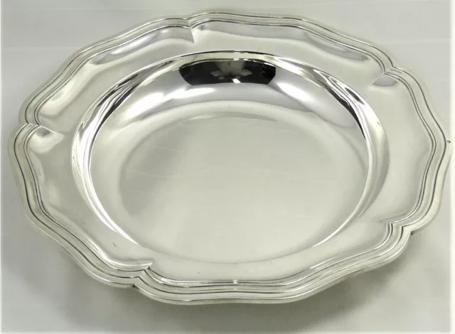 Beau plat rond creux argent massif Minerve, style Louis XV, Louis Coignet.