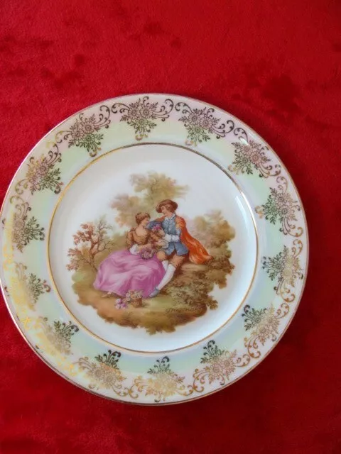 Assiette en porcelaine de Limoges, décor galant signé Fragonard