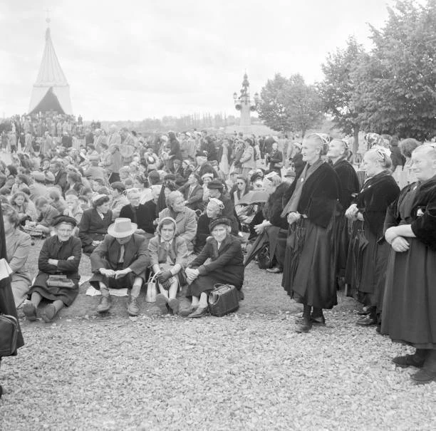 BASILICA OF SAINTETHERESE de l'EnfantJesus in Lisieux 1954 Old Photo