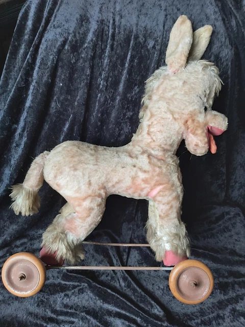 Âne à tirer sur roulettes en peluche. - Lot 81