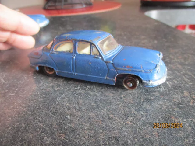 Ancienne Panhard PL17 Dinky Toys repeinte Fatiguées pour Diorama Casse Garage