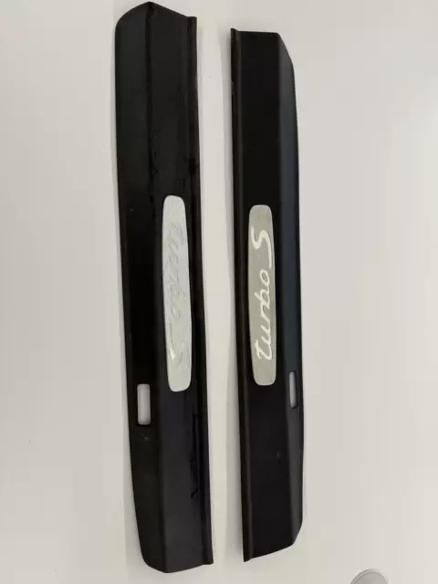 Turbo S Schriftzug für Einstiegsleisten / Schweller  Innenverkleidung, L=R / Neu / 911 991 / 801-80 Schwellerblende / 99155575307