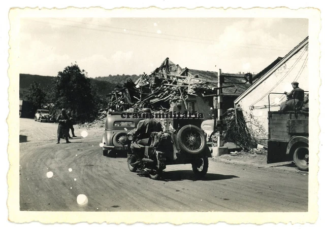 Orig. Foto 6.ID Kradmelder franz. Beute Motorrad in zerstörtes Frankreich 1940