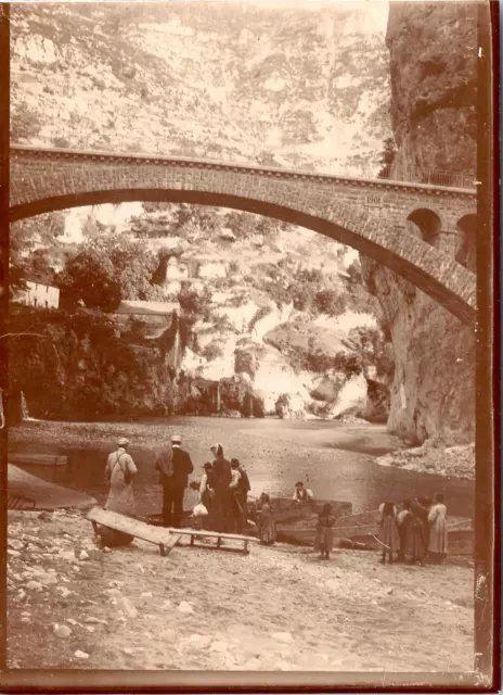 France, pont de Saint-Chély-du-Tarn, touristes au bord du Tarn Vintage print,