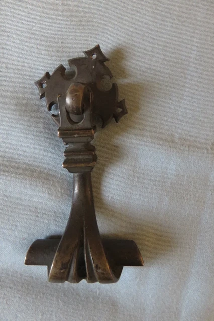 Ancien  +  petit heurtoir de porte ou poignée de meuble /A9