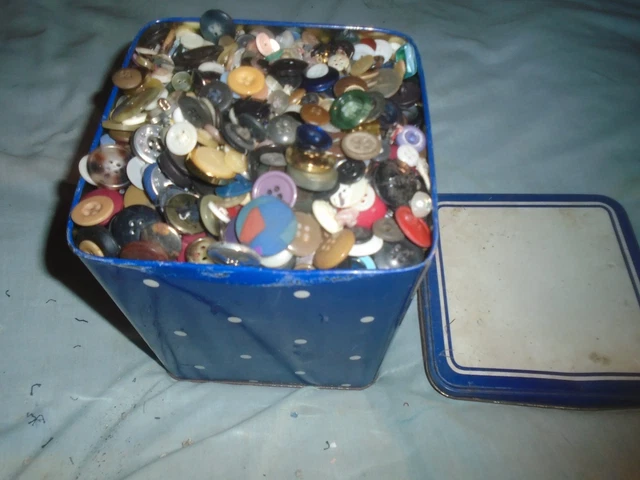 Gros Lot De Boutons Anciens Et Autres Accessoires De Mercerie - Occasion, Parfait Pour Créations Et Customisation