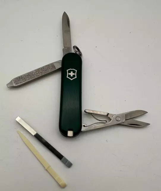 Victorinox Schweitzer Taschenmesser Classic SD Dunkelgrün Schere Nagelfeile