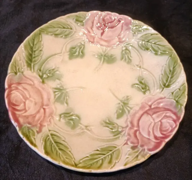 ONNAING - Assiette en barbotine à decor de roses et feuillage
