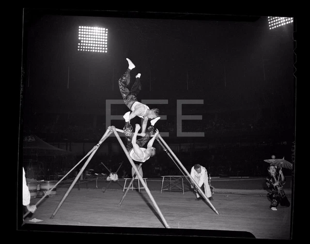 1947 Tien Ctsi lieu Acrobat Troop Circus NYC Polo Grounds Photo Negative R136