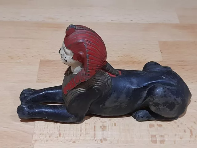 ¿Figura antigua esfinge de metal espeletera? Detalle pintado renacimiento egipcio