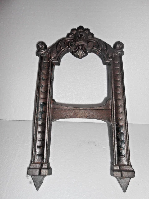 ANCIEN GRATTE PIED / botte en fonte décor chien (teckel) époque 1900