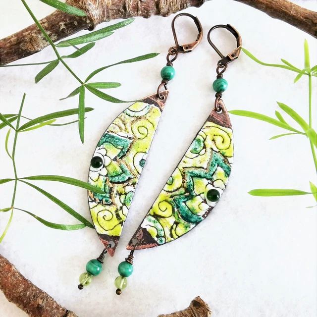 BOUCLES D'OREILLES CAMAÏEU de verts en cuivre émaillé, clips sur