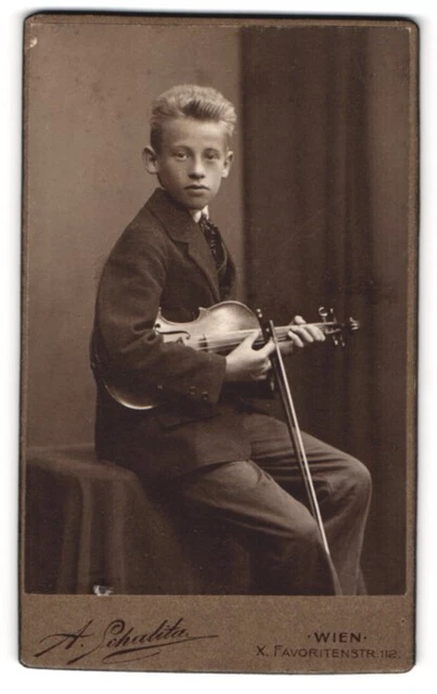 Fotografie A. Schalita, Wien, Portrait junger Knabe im Anzug als Musiker mit Ge