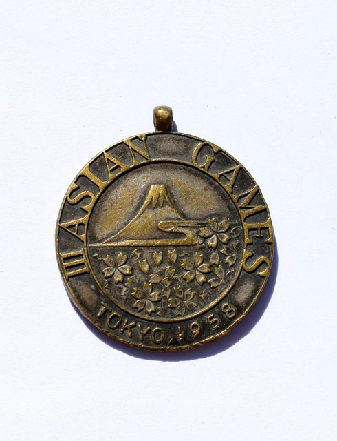 Alliance Large En Argent Avec Motif Claddagh et Nœud Celtique Alliance Large En Argent Avec Motif Claddagh et Nœud Celtique
