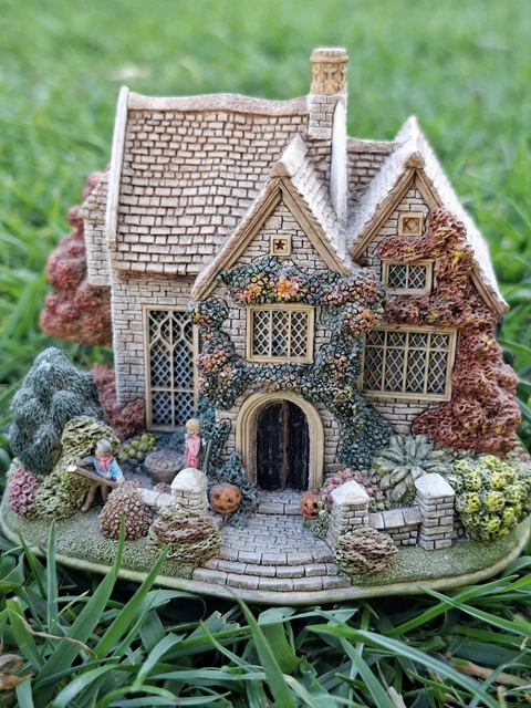 LILLIPUT LANE .. TRICK OR TREAT .. Northborough