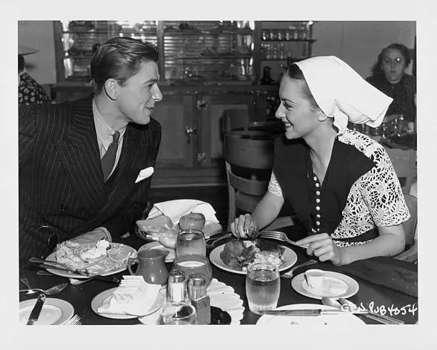 Actors Ronald Reagan And Olivia De Havilland Eating Lunch 1938 OLD PHOTO