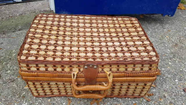 Retro Wicker Picnic Basket