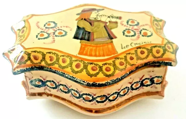 Henriot Quimper Bonbonnière en faïence polychrome au décor d'un sonneur breton