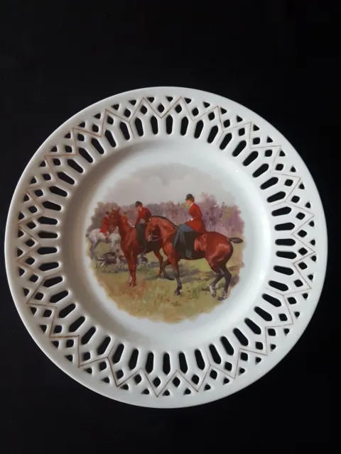 Jolie assiette ancienne en porcelaine ajourée à décor de chasse à courre.