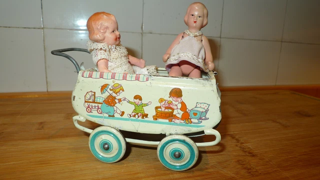 PUPPENWAGEN ANTIK FR Puppenstube Blech lithographiert mit 2 antiken  Pppchen EUR 55,00 - PicClick DE