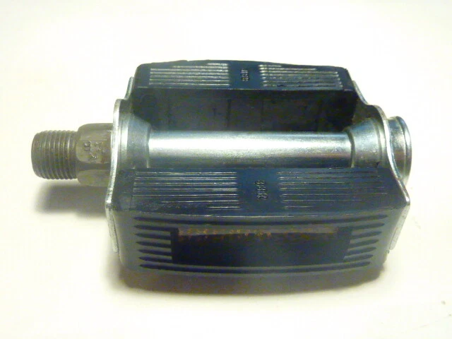 Pédale gauche aluminium Lyotard 82 neuve ancien stock Pédale gauche aluminium Lyotard 82 neuve ancien stock