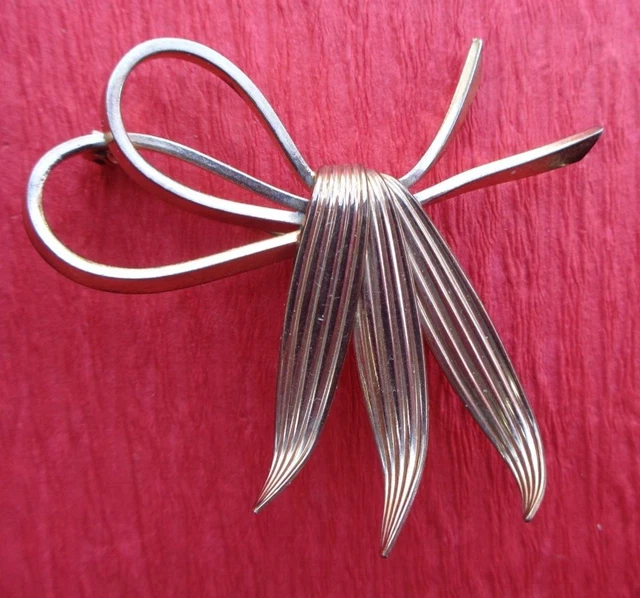 Broche ronde en or jaune 18K (750/oo), poinçon tête de cheval (1838