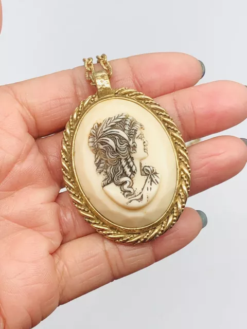 Vtg SARAH COVENTRY Gold Tone Cute Cameo Pendant Necklace