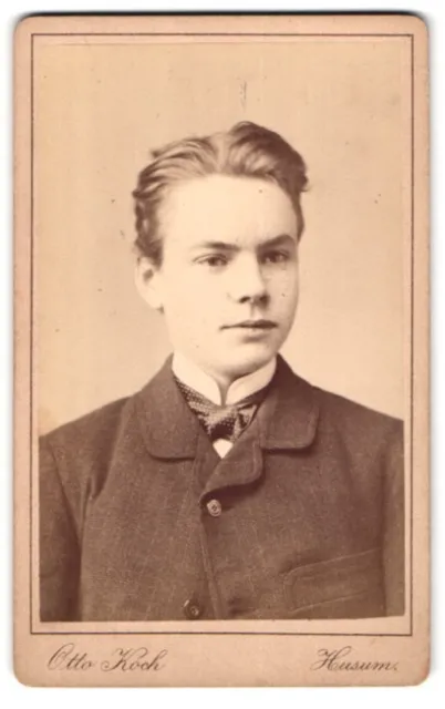 Fotografie Otto Koch, Husum, Süderstrasse 152, Portrait junger Herr mit zurückg