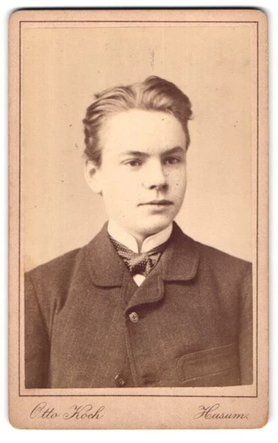 Fotografie Otto Koch, Husum, Süderstrasse 152, Portrait junger Herr mit zurückg