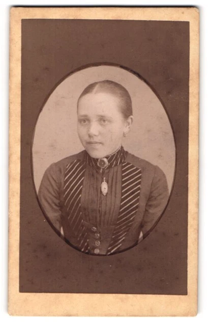 Fotografie F. A. Brauckmann, Seesen, JUnges Mädchen im hochwertigen Kleid mit d