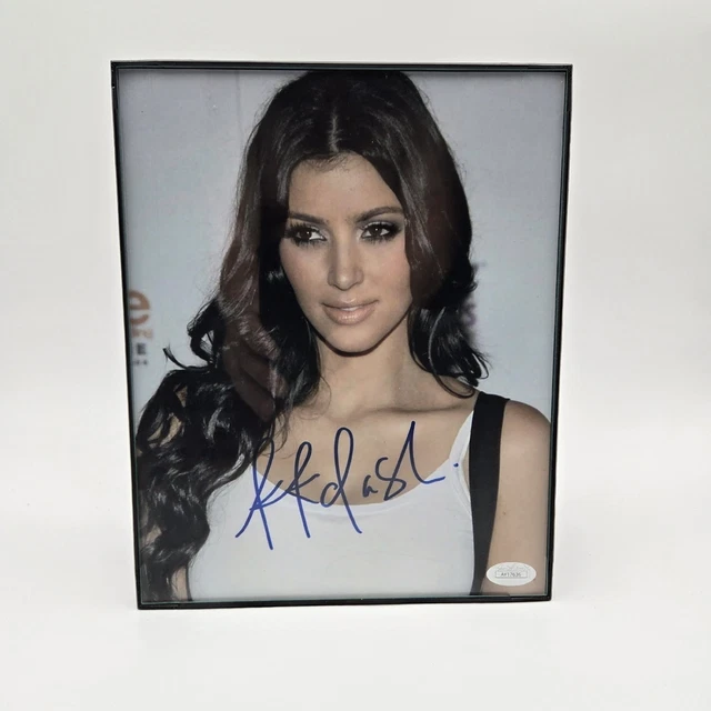 キム・カーダシアン　直筆サイン入り　8Ｘ10 フォト　証明書付き Kim Kardashian Signed FOR SALE! - PicClick UK