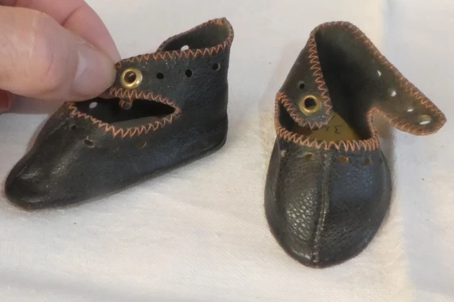 Ancienne paire de chaussures en cuir pour poupée ancienne JUMEAU DEP SFBJ 2