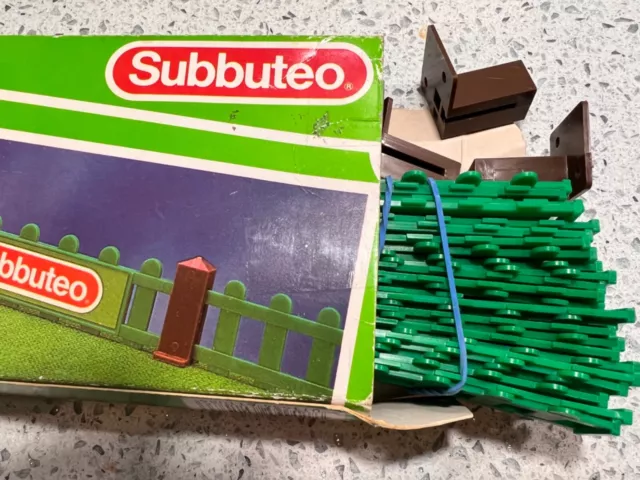 Vintage Subbuteo 61180 - FENCE SURROND AND POSTS - FULL SET , IN BOX