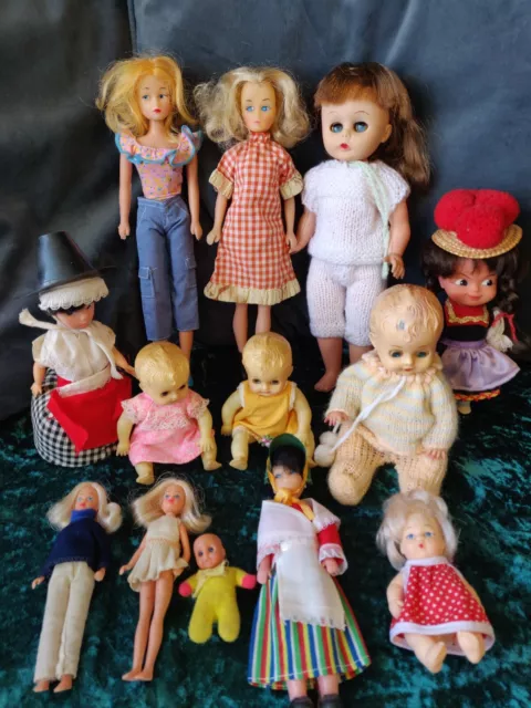 Bundle of vintage and clone dolls