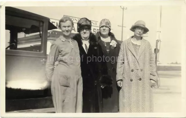 EARLY 20TH CENTURY WOMEN Found ANTIQUE PHOTO Portrait bw Original VINTAG 012 18