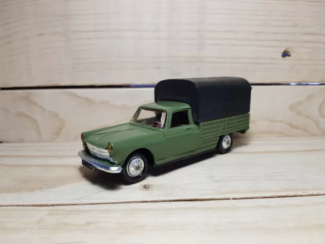 norev Peugeot 404 bâche 1/43 kaki et noir