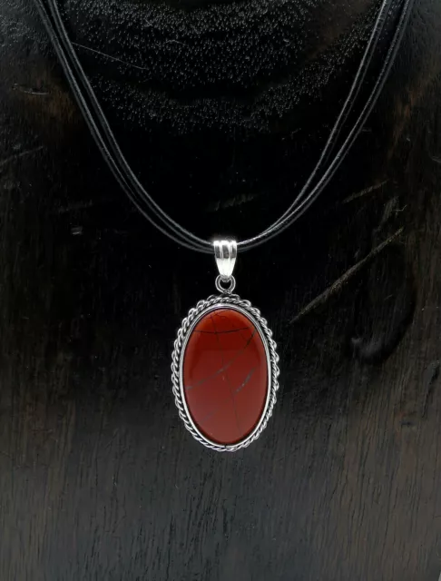 Pendente in argento e pietra di diaspro rosso con collana di cuoio con chiusura.