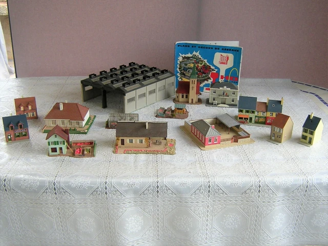 Lot De 11 Maquettes De Décor Jouef Pour Train électrique – Gare, Maison, église, Tunnel