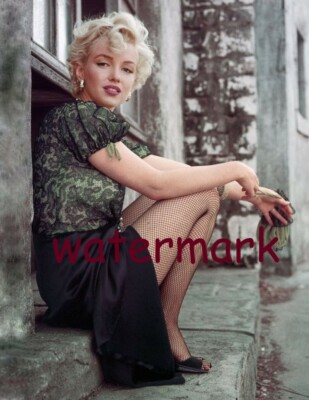 ICONIC MARILYN MONROE SITTING ON A CONCRETE STEP BEAUTIFUL PUBLICITY PHOTO 8x10