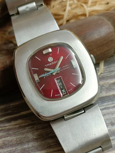 A undistracted Vintage Tressa 21 Jewel