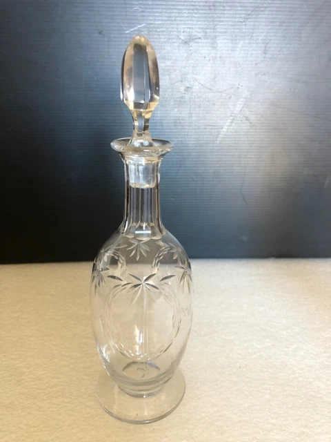 ancienne carafe à liqueur  en verre taillé avec son bouchon à facettes verrerie